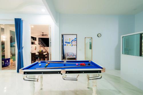 a pool table in the middle of a room at พลอยพูลวิลล่า ชะอำ 4 Ploy Poolvilla Cha-am 4 in Cha Am