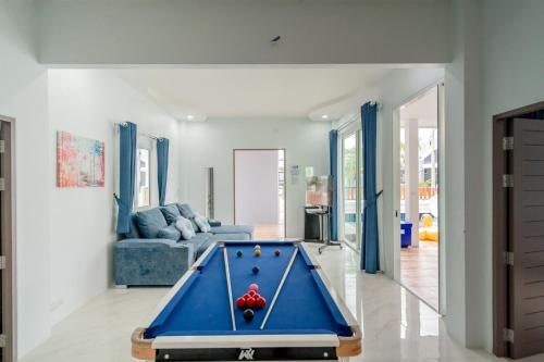 a pool table in the middle of a living room at พลอยพูลวิลล่า ชะอำ 4 Ploy Poolvilla Cha-am 4 in Cha Am