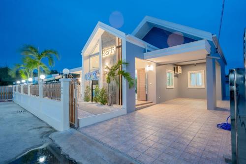 a house with a gate and a fence at พลอยพูลวิลล่า ชะอำ 4 Ploy Poolvilla Cha-am 4 in Cha Am