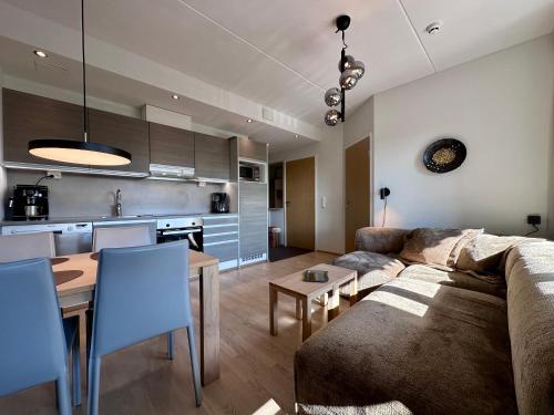 Кухня или мини-кухня в RUKA CHALET 2402 - High quality SKI apartment

