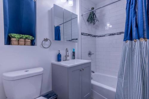 Koupelna v ubytování 1BR DEEP Apts by American Dream, Sleeps 8