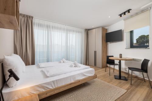 Belinda apartments with balcony & private parking