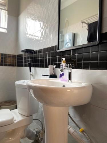 Ένα μπάνιο στο Thee haven Boulevard