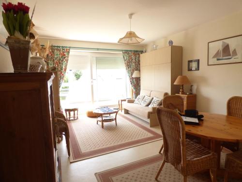 un salon avec une table et un canapé dans l'établissement Le Grand Foc, à Saint-Gilles-Croix-de-Vie