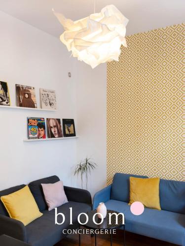 un salon avec un canapé bleu et un lustre dans l'établissement Nancy Thermal ARTEM F2 chaleureux, à Nancy