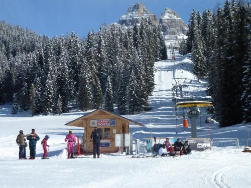 a group of people at a ski lodge in the snow at Albergo Chalet Lago Antorno in Misurina