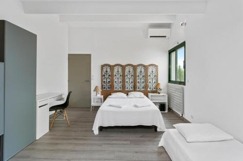 - une chambre avec deux lits et un piano dans l'établissement 1ère ligne sur le golf piscine, clim, barbecue, à Baillargues