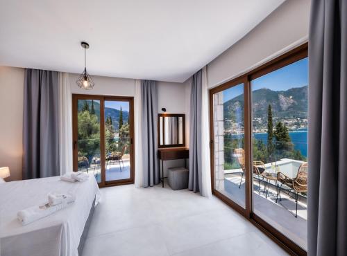 Villa Unique في نيدري: غرفة نوم مع سرير وإطلالة على المحيط