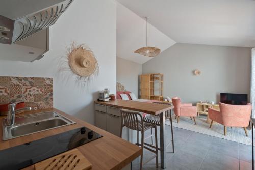 une cuisine et une salle à manger avec une table et des chaises dans l'établissement Studio Cocon Enea Bidart, terrasse et parking, à Bidart