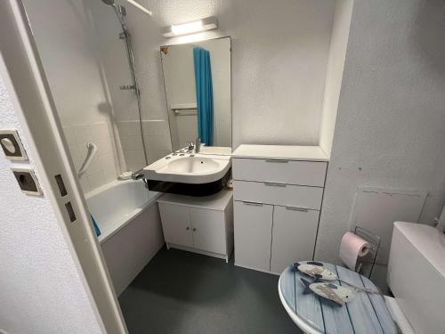une petite salle de bain avec un lavabo et un miroir dans l'établissement Studio cosy proche mer avec balcon, garage et commerces à 1 km - Saint-Hilaire-de-Riez - FR-1-324-516, à Saint-Hilaire-de-Riez