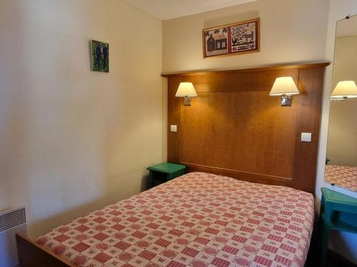 une chambre d'hôtel avec un lit avec une couverture rouge dans l'établissement Appartement lumineux au cœur de Plagne Soleil - FR-1-181-2623, à La Plagne Tarentaise