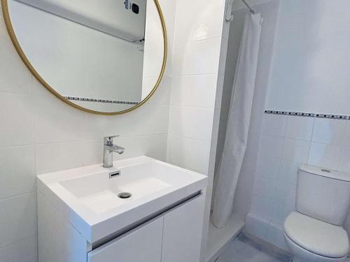 une salle de bain avec un lavabo et un miroir et des toilettes dans l'établissement Appartement rénové face mer avec terrasse, 2 pièces, 3 couchages à La Baule - FR-1-245-193, à La Baule