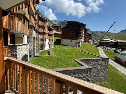 Grand appartement ski aux pieds, orientation sud avec piscine, wifi et animaux admis