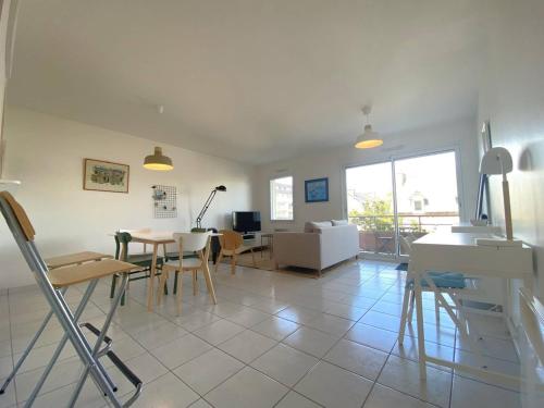 un salon avec un canapé, une table et des chaises dans l'établissement Appartement central avec WIFI, parking à Perros-Guirec - FR-1-368-431, à Perros-Guirec
