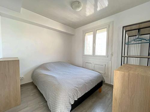 une chambre avec un lit et une fenêtre dans l'établissement Appartement lumineux à 2 min de la plage avec balcon - FR-1-646-75, à Berck-sur-Mer