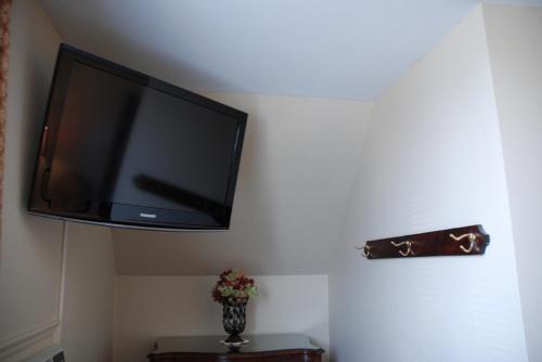 Una televisión o centro de entretenimiento en Commons Inn