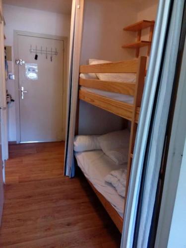 - une chambre avec 2 lits superposés dans une maison dans l'établissement Studio-4 Personnes Les Orres 1650-Hautes alpes, à Le Mélézet
