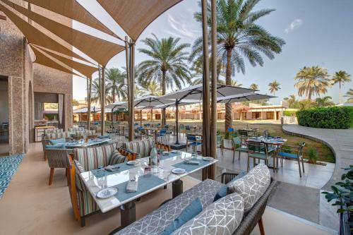 Ein Restaurant oder anderes Speiselokal in der Unterkunft InterContinental Muscat by IHG 
