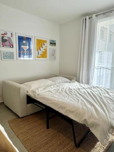 une chambre avec un lit et une fenêtre dans l'établissement Newly refurbished modern studio, à Paris
