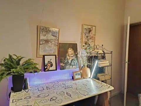 une chambre avec une table et des photos sur le mur dans l'établissement Appartement Notre Dame, à Paris