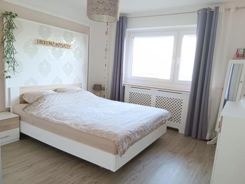 Ένα ή περισσότερα κρεβάτια σε δωμάτιο στο Exklusive Wohnung mit Balkon