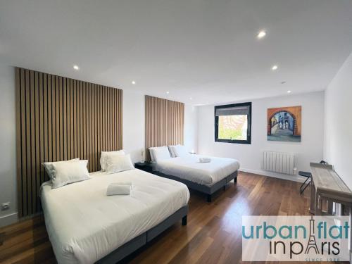 une chambre d'hôtel avec deux lits et un bureau dans l'établissement Urban Flat 168 - Spacious 1-Bedroom Apartment in Paris, à Paris