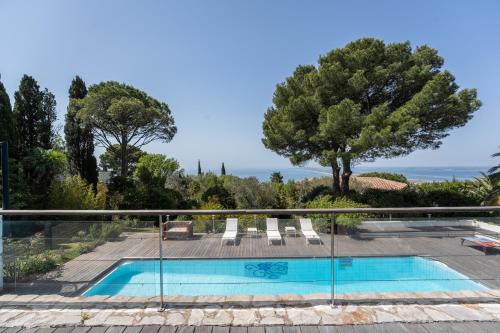 une villa avec une piscine et un arbre dans l'établissement Mont Saint-Clair vue mer et étang, piscine et Clim, à Sète