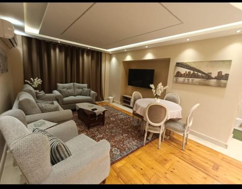 شقة فرش فاخر فندقى بالمهندسين للإقامة السعيدة