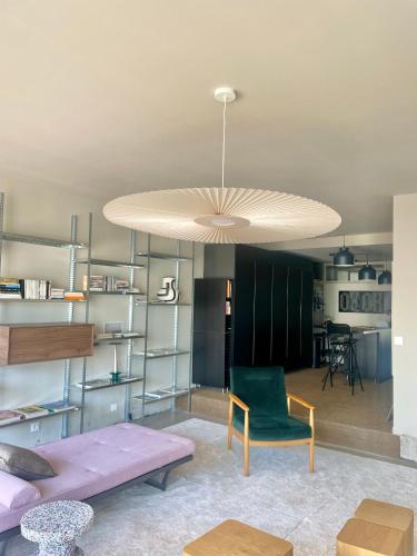 un salon avec un canapé et une table dans l'établissement Appartement style Loft quartier Saint-Augustin Bordeaux, à Bordeaux