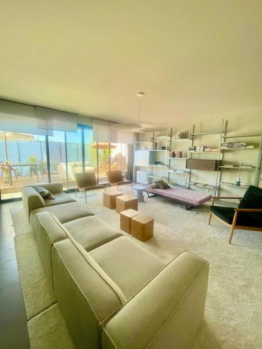 un grand salon avec un canapé et des étagères dans l'établissement Appartement style Loft quartier Saint-Augustin Bordeaux, à Bordeaux