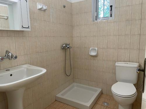 a bathroom with a toilet and a sink at Casa Campos in Kaligata
