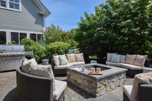 Χώρος καθιστικού στο Gorgeous Traditional Home Modern Amenities Downtown Harwichport