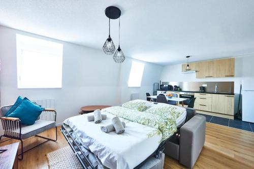 une chambre avec un grand lit et une cuisine dans l'établissement BM-3 Appartement au 3ème étage - F2 - 1 à 4 pers, à Mulhouse