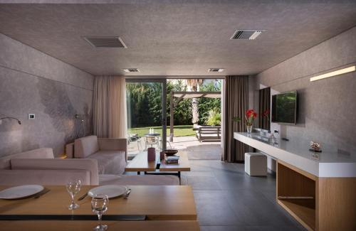 Khu vực ghế ngồi tại Icarus Hotel