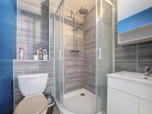 une salle de bain avec une douche, des toilettes et un lavabo dans l'établissement Vue imprenable sur le port -CLIM- moderne central, au Cap d'Agde