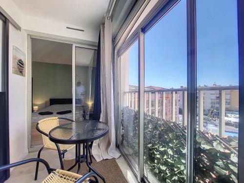- un balcon avec une table et une vue sur une chambre dans l'établissement Vue imprenable sur le port -CLIM- moderne central, au Cap d'Agde
