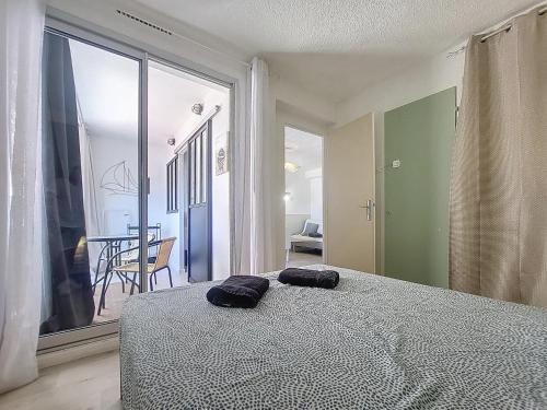 une chambre avec un lit avec deux serviettes dessus dans l'établissement Vue imprenable sur le port -CLIM- moderne central, au Cap d'Agde