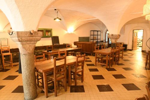 - un restaurant avec des tables et des chaises en bois dans une chambre dans l'établissement Auberge du Bec, à Villar-dʼArêne