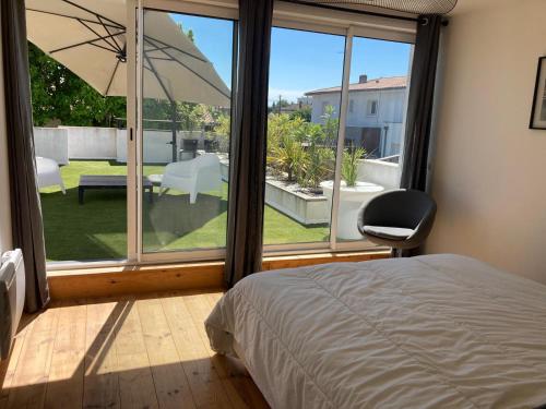Postel nebo postele na pokoji v ubytování Maison avec piscine