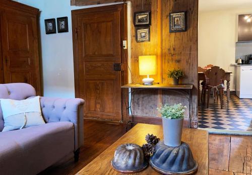 un salon avec un canapé et une table dans l'établissement Gîte Maison des Vignerons, à Riquewihr