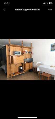 ein Wohnzimmer mit einem Tisch, einem Tisch und einem Tisch in der Unterkunft Studio cosy au bord des pistes à la mongie in Bagnères-de-Bigorre