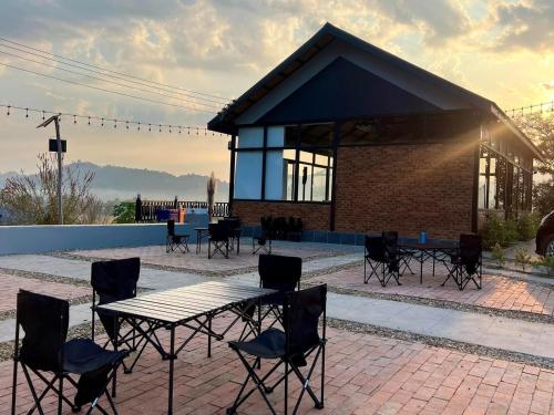 a table and chairs in front of a building at Fuang Dao Mountain Resort in Muang Fuang