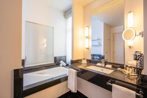 Bilik mandi di Dukes' Palace Brugge - by Dukes' Hotel Collection