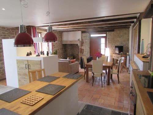 kuchnia i salon ze stołem i krzesłami w obiekcie Hauts De La Brancherie w mieście Léhon