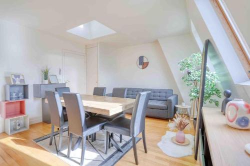 une salle à manger et un salon avec une table et des chaises dans l'établissement Le Victor Hugo, à Paris