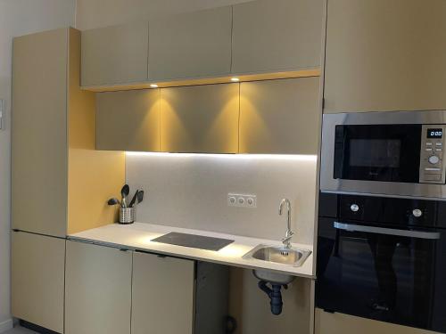 una piccola cucina con lavello e microonde di Osito Hub - Campoamor a Valencia