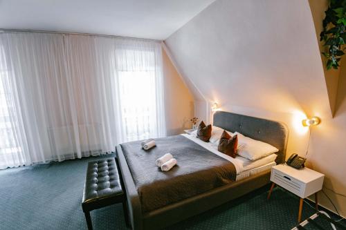 Postel nebo postele na pokoji v ubytování Greenwood hotel