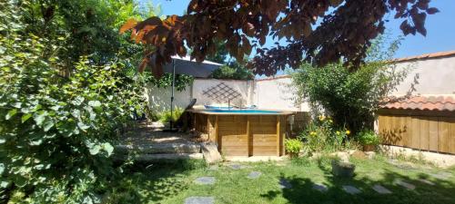 a backyard with a swimming pool in the yard at MyWay Albergue de Peregrinos in Astorga