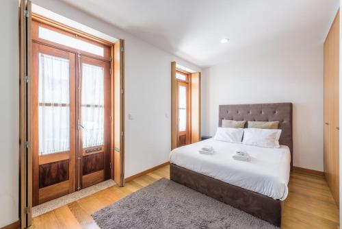 a bedroom with a large bed and a window at GuestReady - Daisy boutique in Porto
