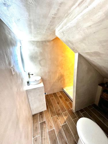 a small bathroom with a sink and a toilet at Charmant T2 atypique proche du centre-ville in Miramas